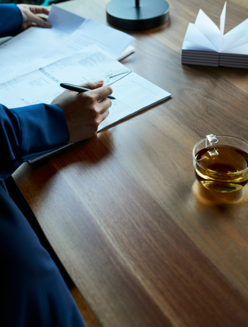 Persona che lavora alla scrivania